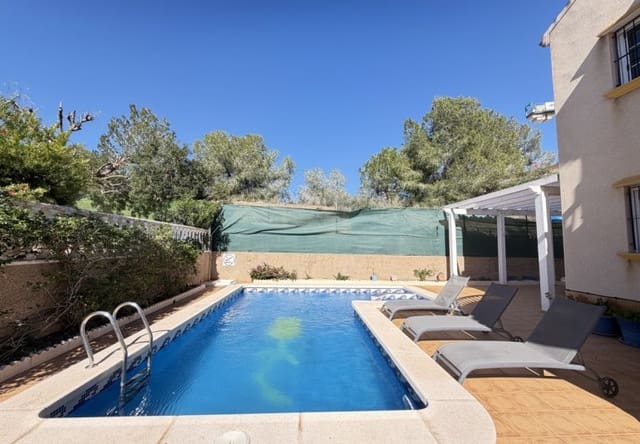 Chalet de 3 habitaciones en Villamartin, Orihuela en venta con piscina - 375.000 € (Ref: 9730561)