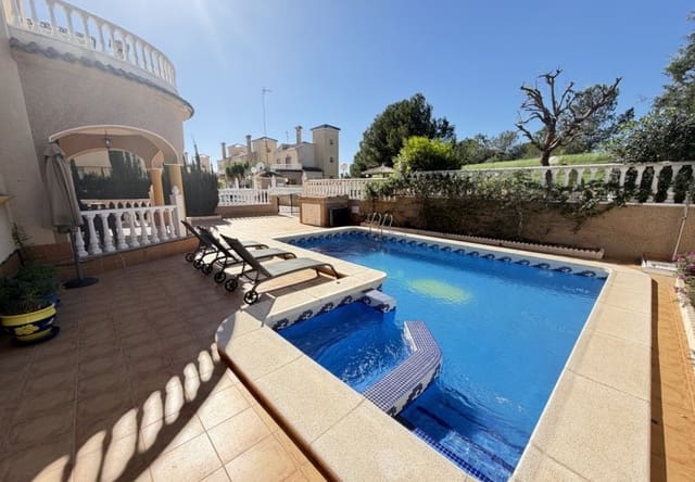 Chalet de 3 habitaciones en Villamartin, Orihuela en venta con piscina - 375.000 € (Ref: 9730561)