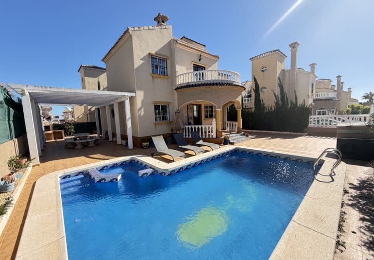 3 soveværelse Villa til salg i Villamartin med swimmingpool - € 375.000 (Ref: 9730561)