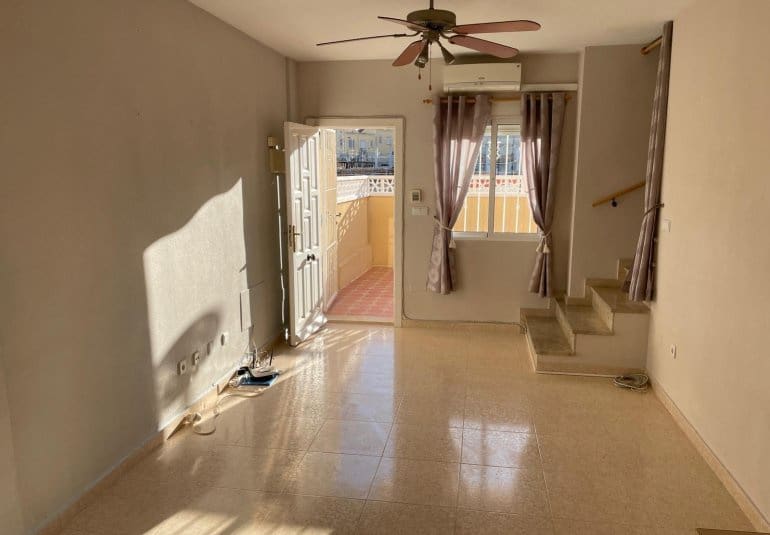 Casa de 2 habitaciones en Villamartin en venta con piscina - 189.995 € (Ref: 9730562)