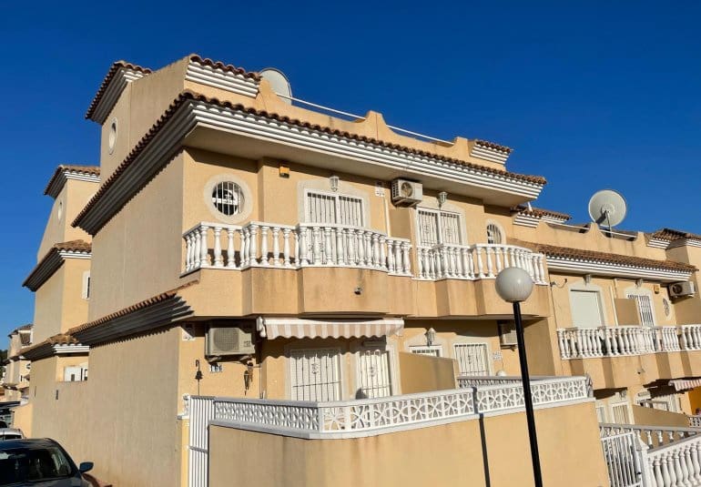 Casa de 2 habitaciones en Villamartin en venta con piscina - 189.995 € (Ref: 9730562)