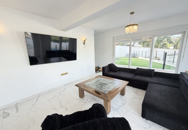 Chalet de 6 habitaciones en Villamartin en venta con piscina - 695.000 € (Ref: 9730563)