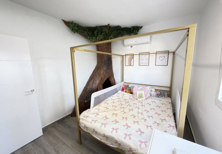 Chalet de 6 habitaciones en Villamartin en venta con piscina - 695.000 € (Ref: 9730563)