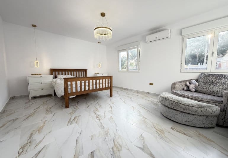 Chalet de 6 habitaciones en Villamartin en venta con piscina - 695.000 € (Ref: 9730563)