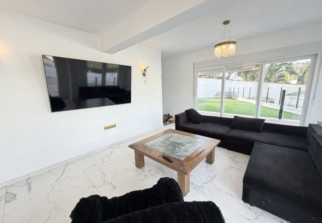 Chalet de 6 habitaciones en Villamartin, Orihuela en venta con piscina - 695.000 € (Ref: 9730563)