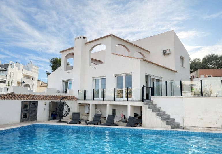 Chalet de 6 habitaciones en Villamartin en venta con piscina - 695.000 € (Ref: 9730563)