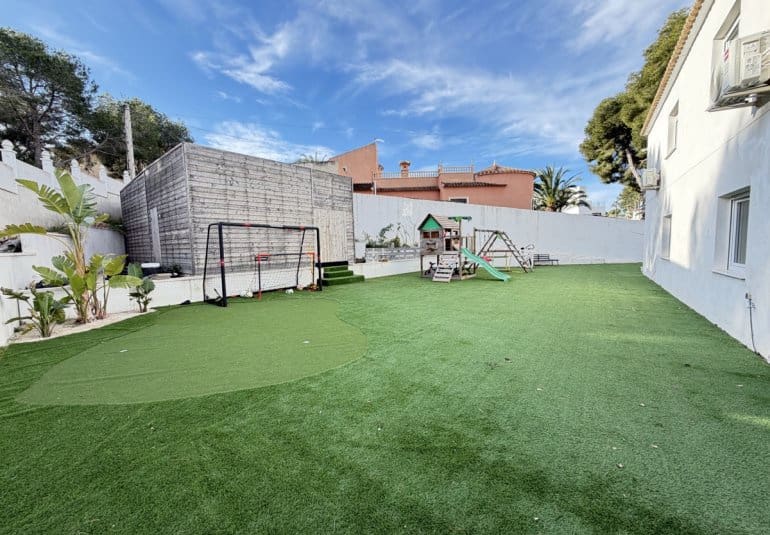 Chalet de 6 habitaciones en Villamartin en venta con piscina - 695.000 € (Ref: 9730563)