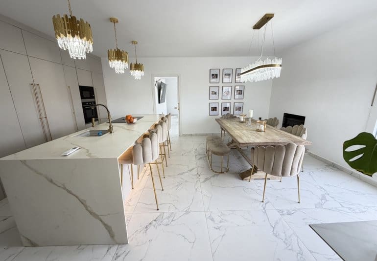 Chalet de 6 habitaciones en Villamartin en venta con piscina - 695.000 € (Ref: 9730563)