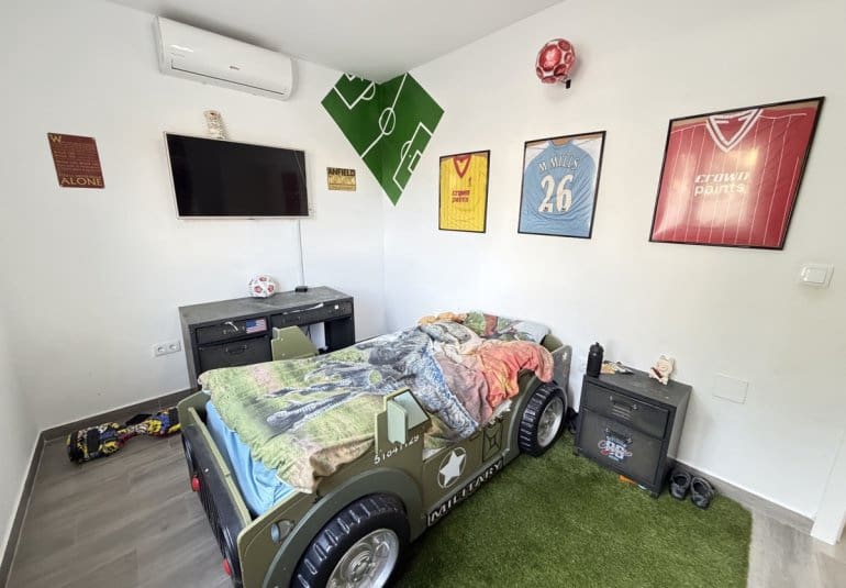 Chalet de 6 habitaciones en Villamartin en venta con piscina - 695.000 € (Ref: 9730563)