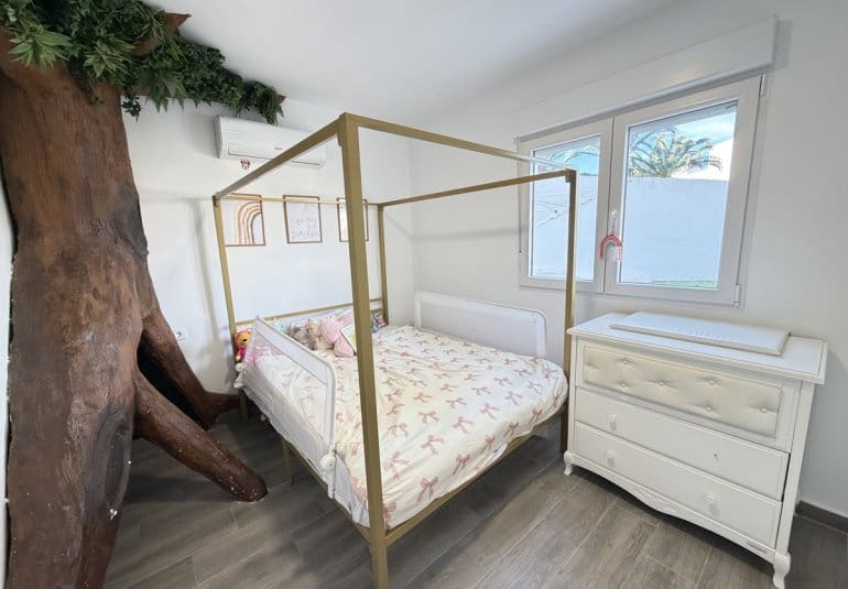 Chalet de 6 habitaciones en Villamartin en venta con piscina - 695.000 € (Ref: 9730563)