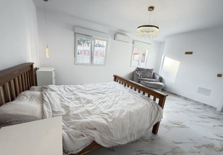 Chalet de 6 habitaciones en Villamartin en venta con piscina - 695.000 € (Ref: 9730563)