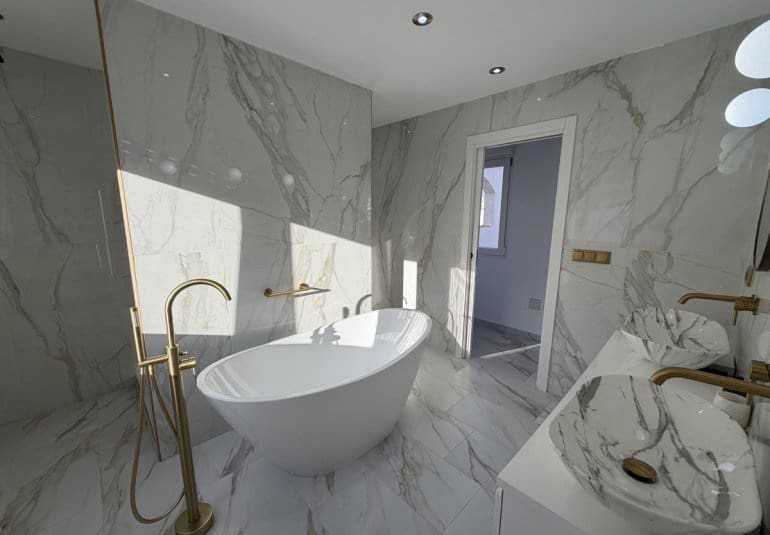 Chalet de 6 habitaciones en Villamartin en venta con piscina - 695.000 € (Ref: 9730563)