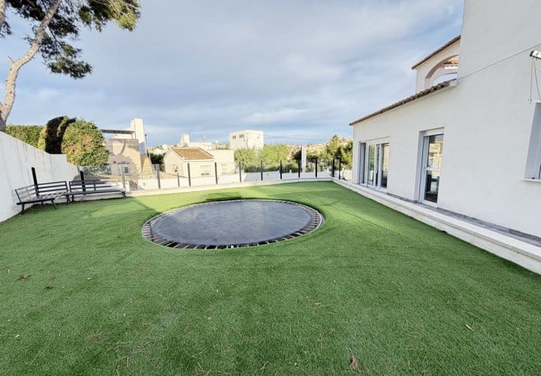 Chalet de 6 habitaciones en Villamartin en venta con piscina - 695.000 € (Ref: 9730563)