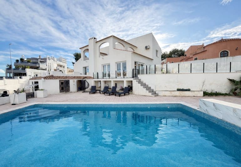 Chalet de 6 habitaciones en Villamartin en venta con piscina - 695.000 € (Ref: 9730563)