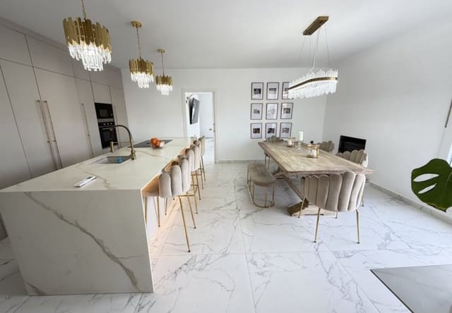 Chalet de 6 habitaciones en Villamartin, Orihuela en venta con piscina - 695.000 € (Ref: 9730563)