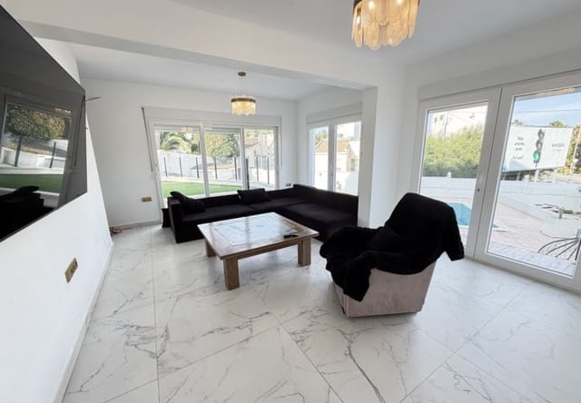 Chalet de 6 habitaciones en Villamartin, Orihuela en venta con piscina - 695.000 € (Ref: 9730563)