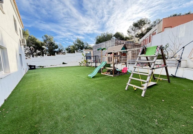 Chalet de 6 habitaciones en Villamartin en venta con piscina - 695.000 € (Ref: 9730563)