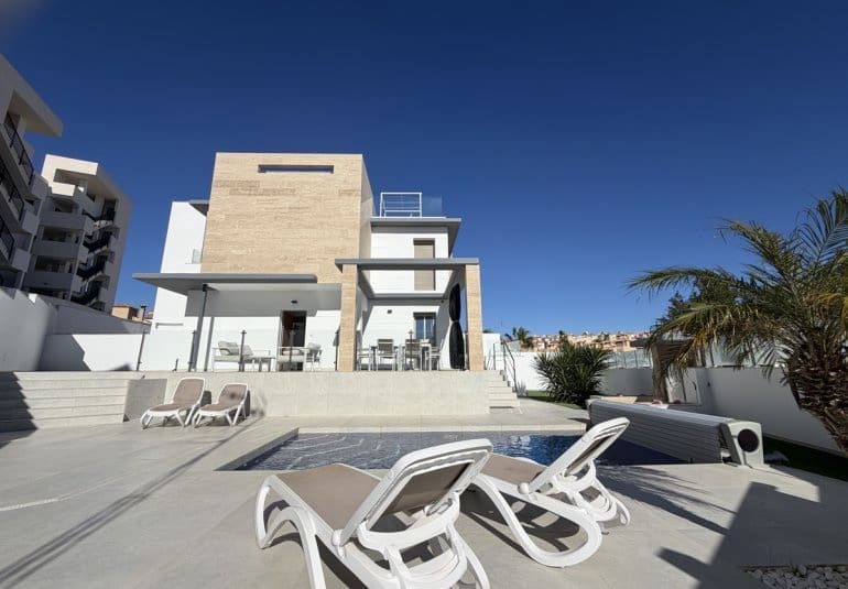 Chalet de 4 habitaciones en Villamartin en venta con piscina - 595.000 € (Ref: 9730566)