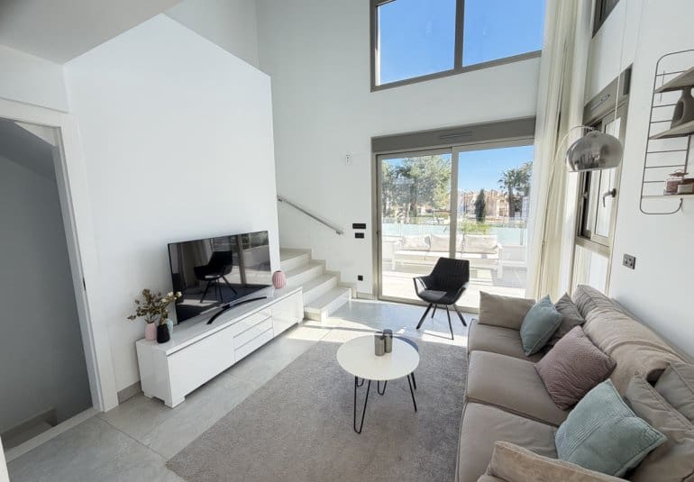 Chalet de 4 habitaciones en Villamartin en venta con piscina - 595.000 € (Ref: 9730566)