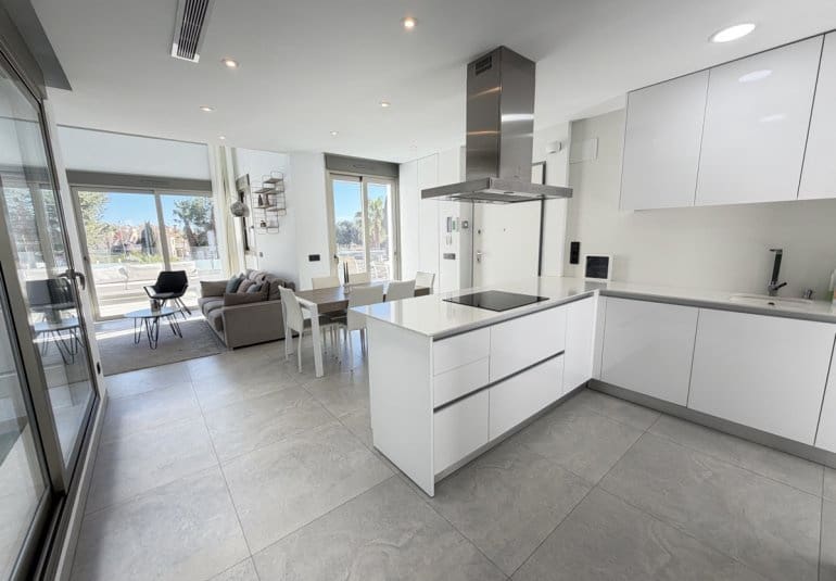 Chalet de 4 habitaciones en Villamartin en venta con piscina - 595.000 € (Ref: 9730566)