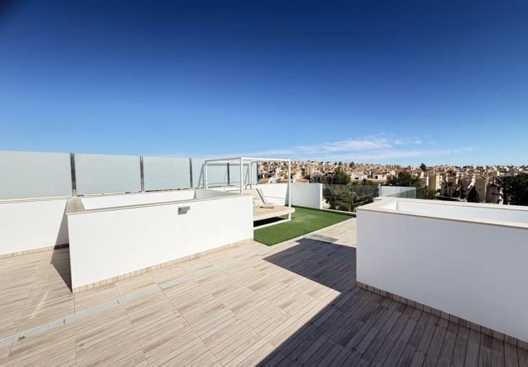 Chalet de 4 habitaciones en Villamartin en venta con piscina - 595.000 € (Ref: 9730566)