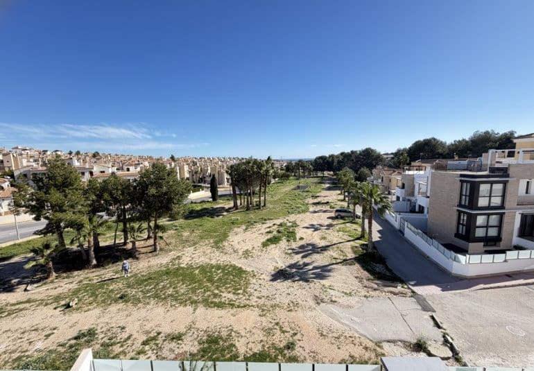 Chalet de 4 habitaciones en Villamartin en venta con piscina - 595.000 € (Ref: 9730566)