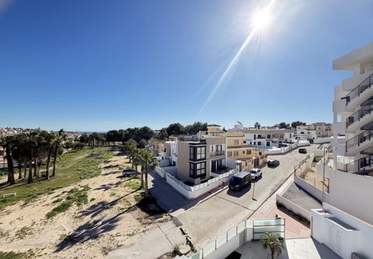 Chalet de 4 habitaciones en Villamartin en venta con piscina - 595.000 € (Ref: 9730566)