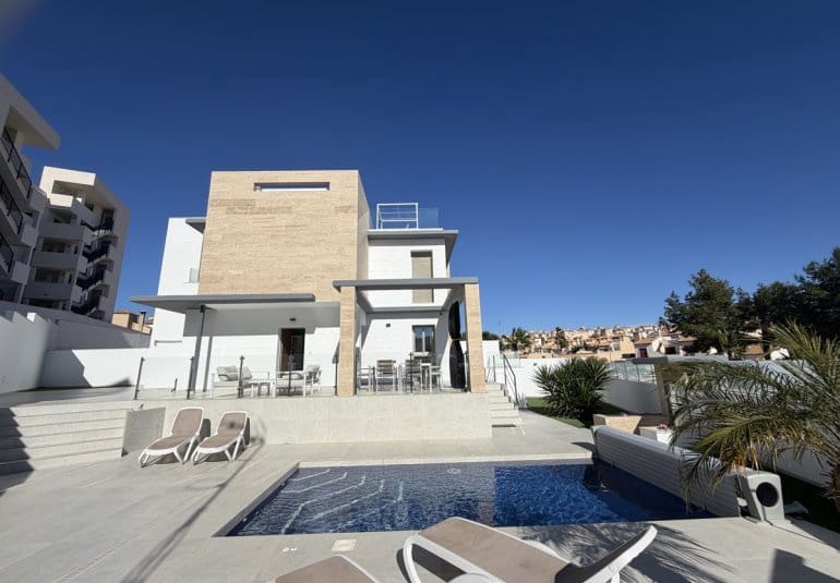 Chalet de 4 habitaciones en Villamartin en venta con piscina - 595.000 € (Ref: 9730566)
