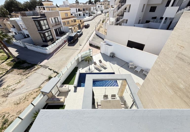 Chalet de 4 habitaciones en Villamartin en venta con piscina - 595.000 € (Ref: 9730566)