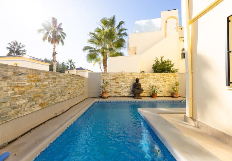 4 bedroom Villa for sale in Las Ramblas Golf with pool - € 299,000 (Ref: 9730567)