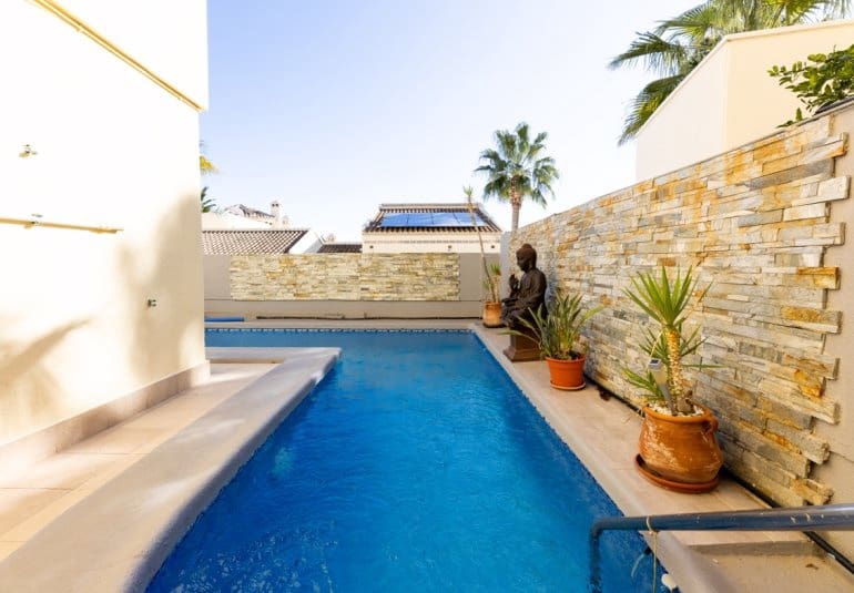 4 bedroom Villa for sale in Las Ramblas Golf with pool - € 299,000 (Ref: 9730567)