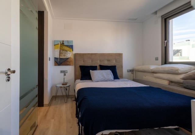 Chalet de 4 habitaciones en Los Almendros (Orihuela Costa), Orihuela en venta con piscina - 490.000 € (Ref: 9737802)