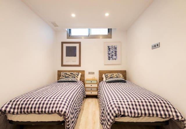 Chalet de 4 habitaciones en Los Almendros (Orihuela Costa), Orihuela en venta con piscina - 490.000 € (Ref: 9737802)