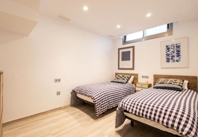 Chalet de 4 habitaciones en Los Almendros (Orihuela Costa), Orihuela en venta con piscina - 490.000 € (Ref: 9737802)