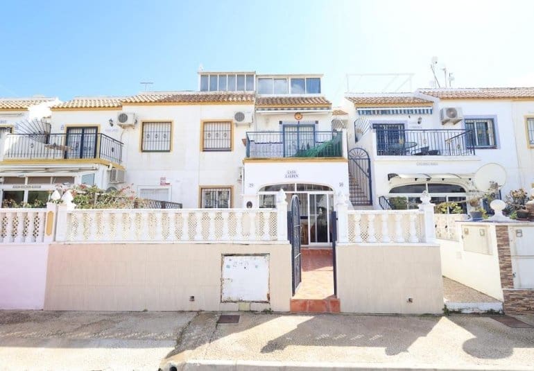 2 chambre Bungalow à vendre à Torrevieja avec piscine - 143 000 € (Ref: 9737803)