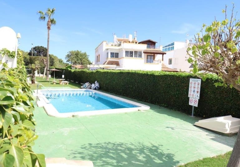 2 chambre Bungalow à vendre à Torrevieja avec piscine - 143 000 € (Ref: 9737803)