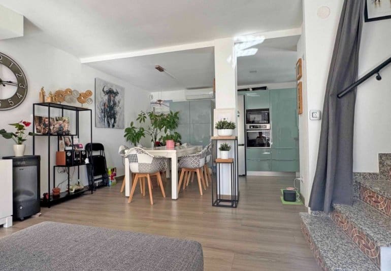 Casa de 2 habitaciones en Villamartin en venta con piscina - 289.900 € (Ref: 9737804)