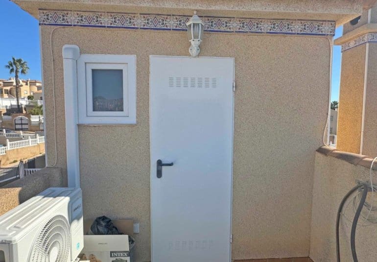 Casa de 2 habitaciones en Villamartin en venta con piscina - 289.900 € (Ref: 9737804)