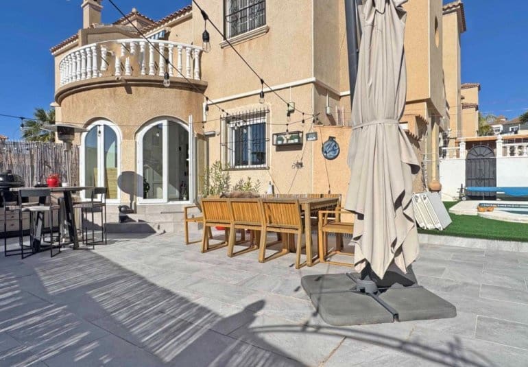 Casa de 2 habitaciones en Villamartin en venta con piscina - 289.900 € (Ref: 9737804)