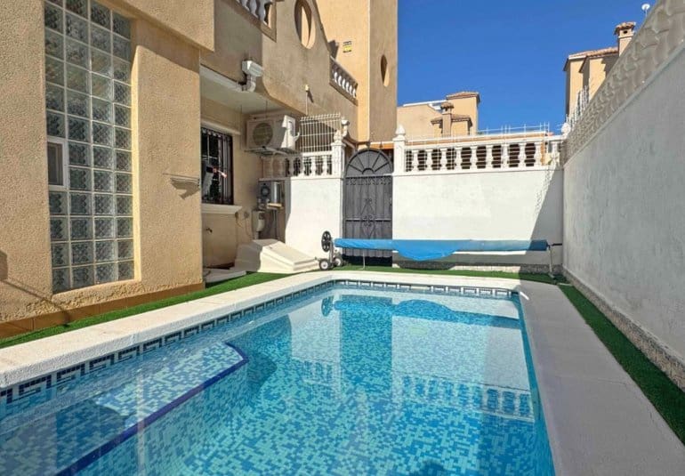 Casa de 2 habitaciones en Villamartin en venta con piscina - 289.900 € (Ref: 9737804)