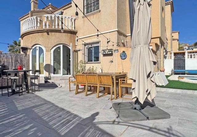 Casa de 2 habitaciones en Villamartin, Orihuela en venta con piscina - 289.900 € (Ref: 9737804)