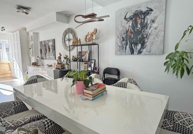 Casa de 2 habitaciones en Villamartin, Orihuela en venta con piscina - 289.900 € (Ref: 9737804)