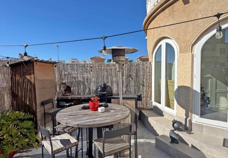 Casa de 2 habitaciones en Villamartin en venta con piscina - 289.900 € (Ref: 9737804)