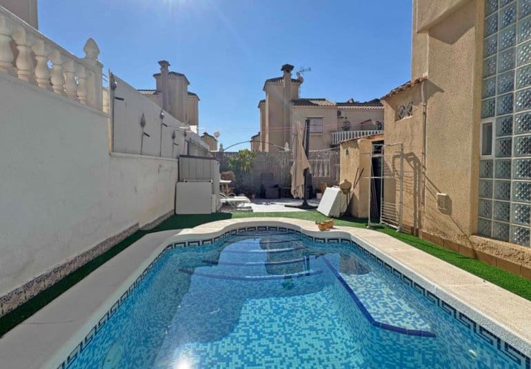 Casa de 2 habitaciones en Villamartin en venta con piscina - 289.900 € (Ref: 9737804)