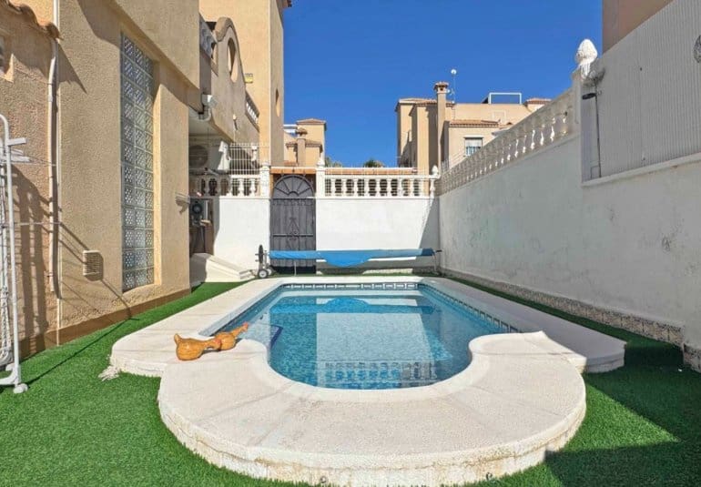 Casa de 2 habitaciones en Villamartin en venta con piscina - 289.900 € (Ref: 9737804)