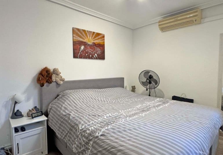 Casa de 2 habitaciones en Villamartin en venta con piscina - 289.900 € (Ref: 9737804)