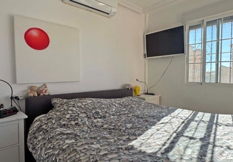 Casa de 2 habitaciones en Villamartin en venta con piscina - 289.900 € (Ref: 9737804)