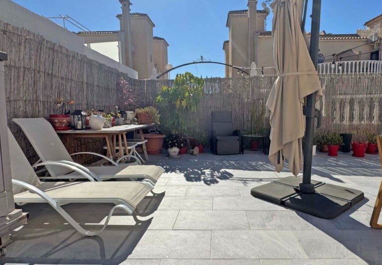 Casa de 2 habitaciones en Villamartin en venta con piscina - 289.900 € (Ref: 9737804)