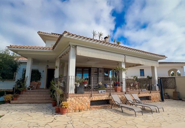 7 bedroom Villa for sale in Dehesa de Campoamor with pool - € 1,349,000 (Ref: 9737809)