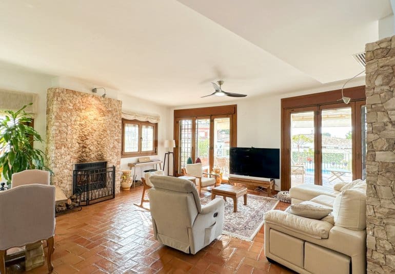 7 bedroom Villa for sale in Dehesa de Campoamor with pool - € 1,349,000 (Ref: 9737809)